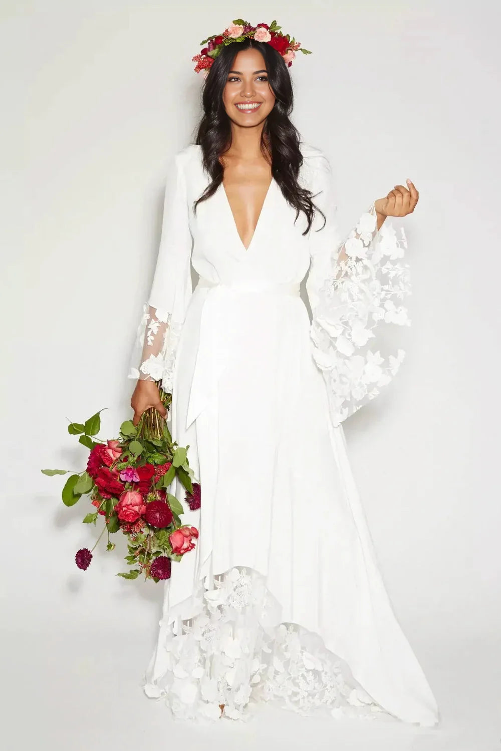 Vestido de novia bohemio de encaje con escote en V y manga larga